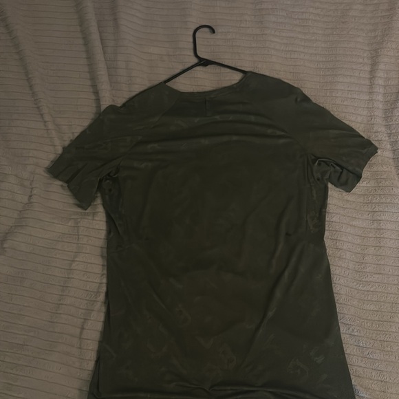 Lulumon L/ brand new pretty much only wore twice fits great on the shoulders. - Picture 4 of 4